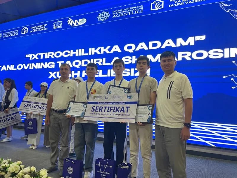 Ixtirochilikka Qadam team receiving its project funding certificate