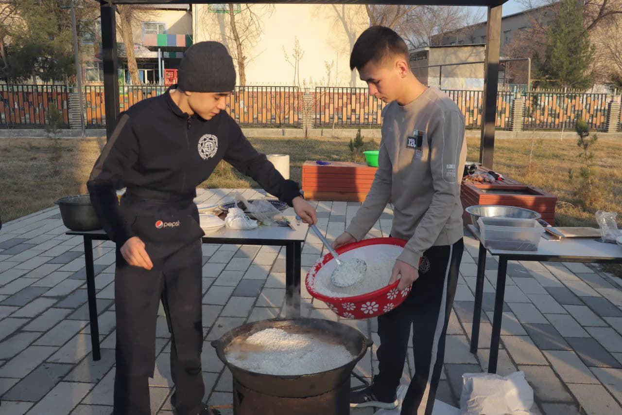 Cooking plov at school